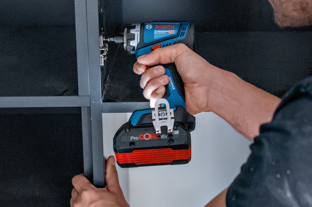 Wiertarko-wkrętarka BOSCH GSR 18V-90 FC Professional (06019K6203) pomieszczenie osoba przykręca zawias w szafce precyzyjne sprzęgło zatrzymuje wkręcanie po osiągnięciu ustawionego momentu obrotowego ogranicza ryzyko przekręcania śrub, uszkodzenia gwintów i pękania materiału wymiennym uchwytem SDS plus funkcja umożliwia bezpieczne wiercenie udarowe możliwość włączania i wyłączania obu funkcji daje pełną kontrolę nad siłą i prędkością wkręcania