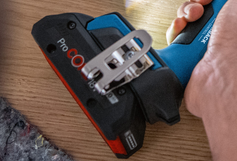 Wiertarko-wkrętarka BOSCH GSR 18V-90 FC Professional (06019K6200) drewniana podłoga zbliżenie na zaczep do paska metalowy zaczep pozwala ją wygodnie zawiesić na pasku, narzędziowym pasie roboczym lub drabinie ogranicza się konieczność odkładania urządzenia na powierzchnię zwiększa komfort i tempo pracy