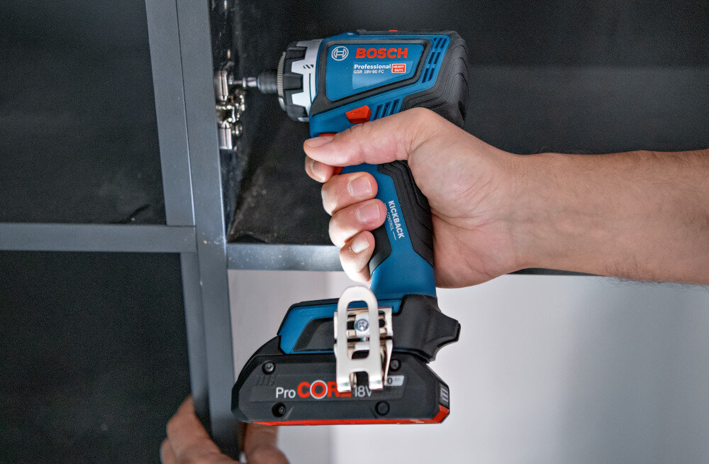 Wiertarko-wkrętarka BOSCH GSR 18V-90 FC Professional (06019K6200) pomieszczenie osoba przykręca zawias w szafce zasilanie akumulatorowe akumulator o napięciu 18 V i pojemności 4,0 Ah wysoka moc bez kabla kompatybilność z systemem Bosch Professional 18 V, ProCore i AMPShare upraszcza organizację pracy można zaoszczędzić czas oraz pieniądze w zestawie dwa akumulatory i ładowarka