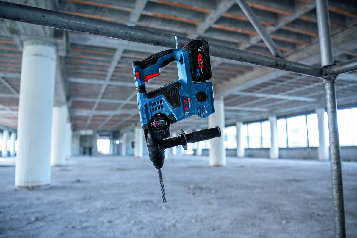 BOSCH GBH 18V-28 C bezszczotkowy silnik stałą moc młotami ze standardowym silnikiem - młot udarowo-obrotowegy zawieszony na rusztowaniu.