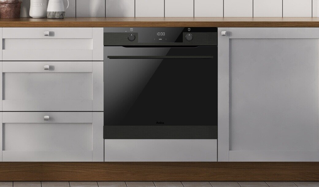 Piekarnik Amica w pozycji zamkniętej w jasnej zabudowie kuchennej z uchwytami