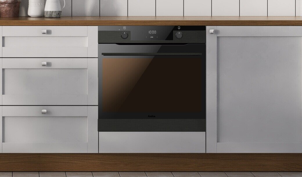 Piekarnik Amica w pozycji włączonej w jasnej zabudowie kuchennej z uchwytami