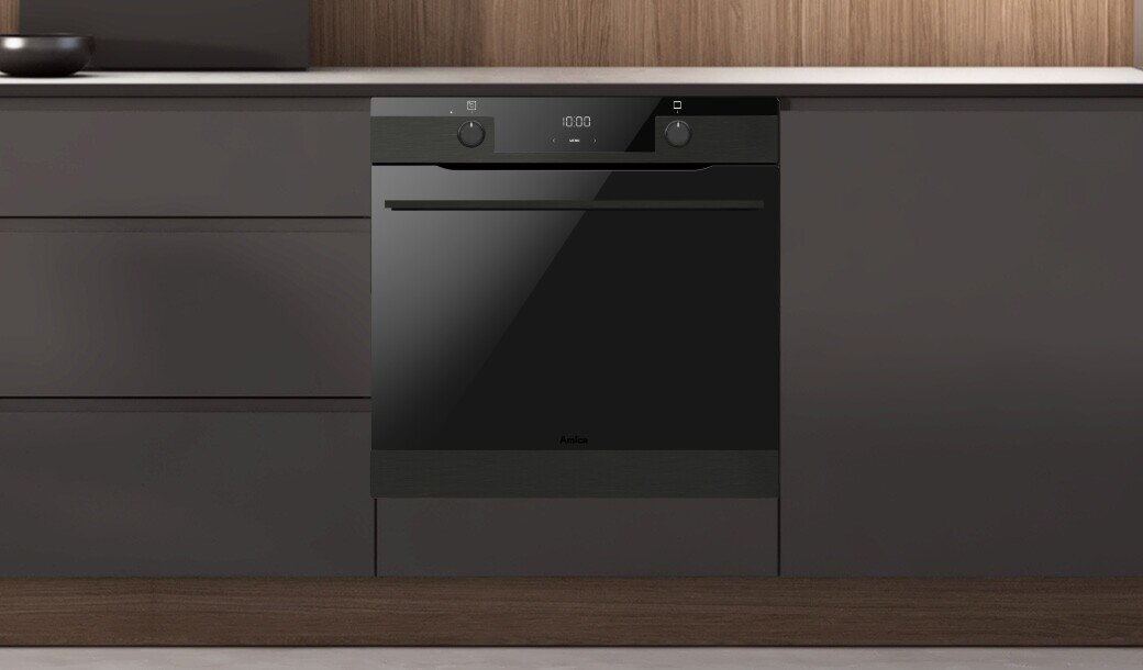 Piekarnik Amica w pozycji zamkniętej w ciemnej zabudowie kuchennej bez uchwytów