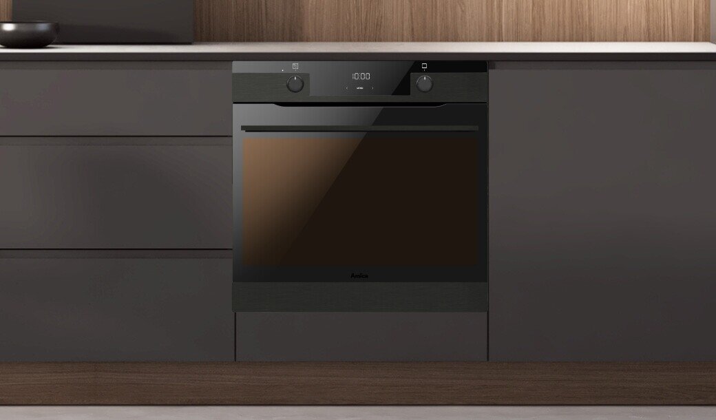  Piekarnik Amica w pozycji włączonej w ciemnej zabudowie kuchennej bez uchwytów
