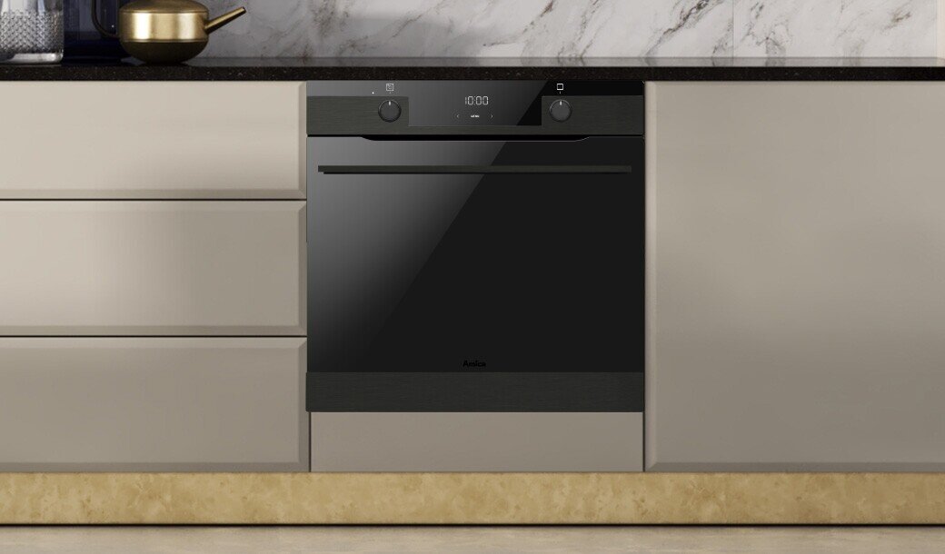 Piekarnik Amica w pozycji zamkniętej w jasnej zabudowie kuchennej bez uchwytów