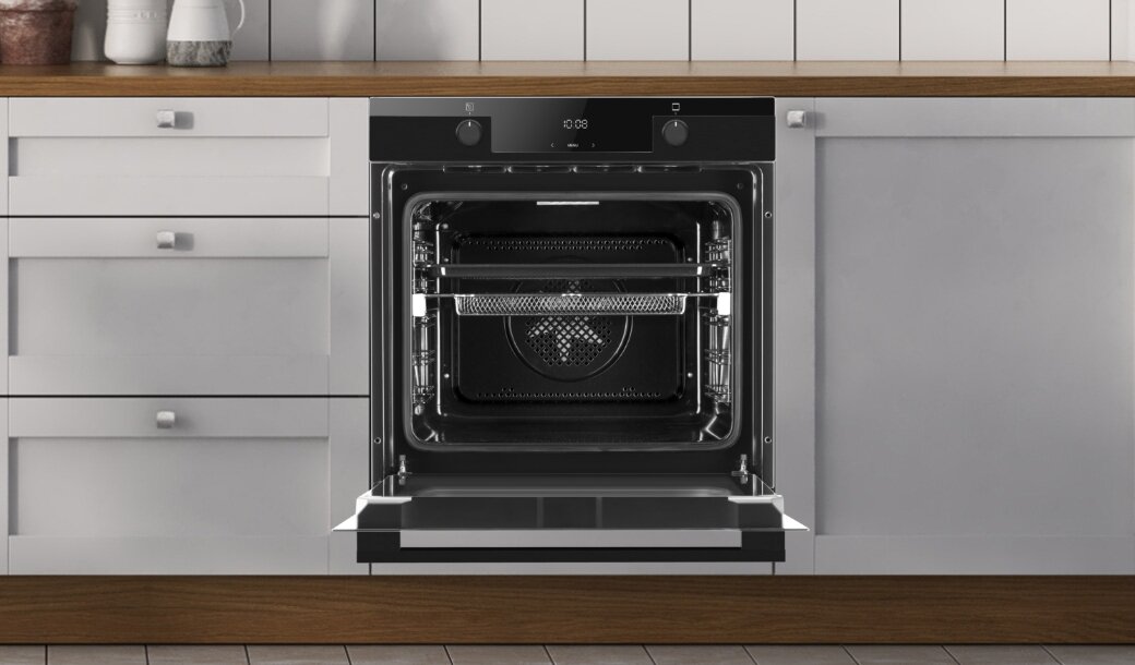 Piekarnik Amica w pozycji otwartej w jasnej zabudowie kuchennej z uchwytami