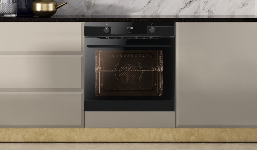 Urządzenie Amica włączone w jasnej zabudowie kuchennej bez uchwytów