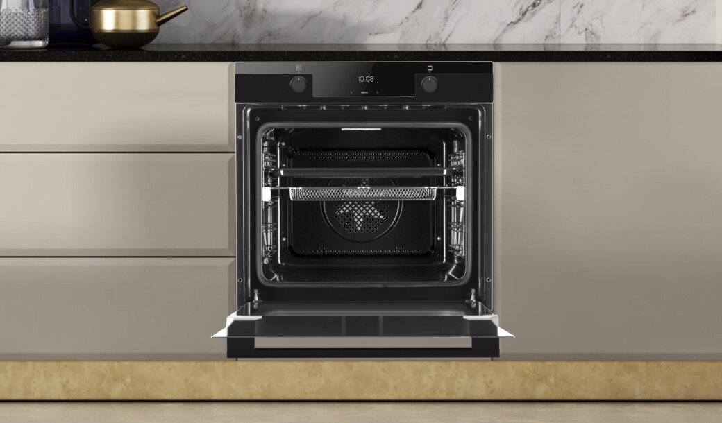 Piekarnik Amica w pozycji włączonej w jasnej zabudowie kuchennej bez uchwytów