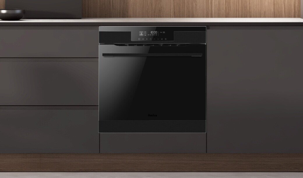 Piekarnik Amica w pozycji zamkniętej w ciemnej zabudowie kuchennej bez uchwytów