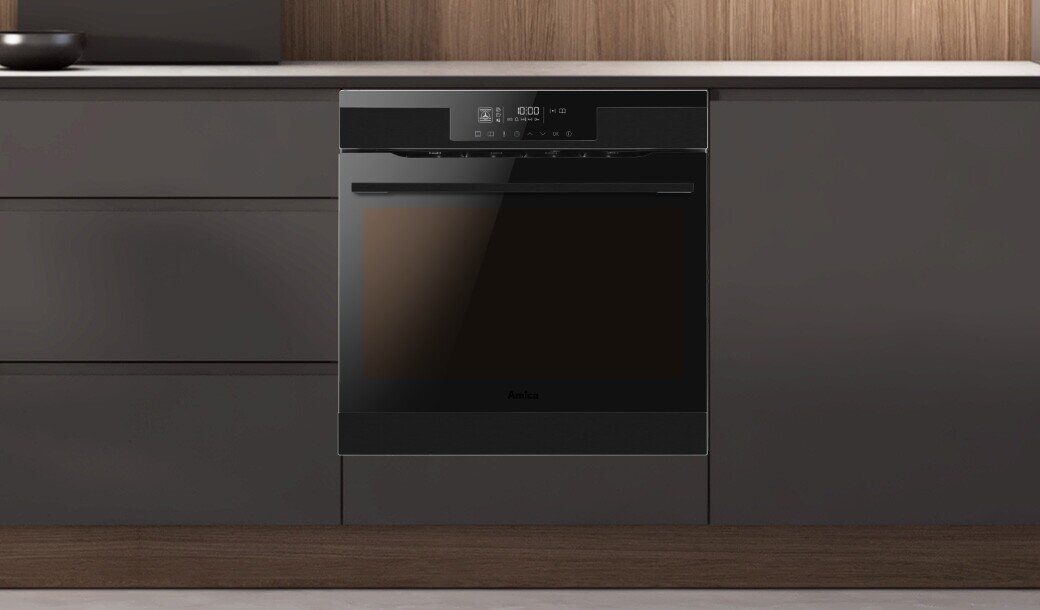Piekarnik Amica w pozycji włączonej w ciemnej zabudowie kuchennej bez uchwytów