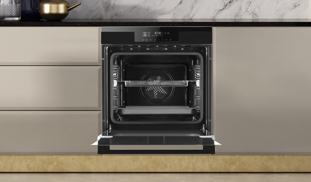 Piekarnik Amica włączony w jasnej zabudowie kuchennej bez uchwytów