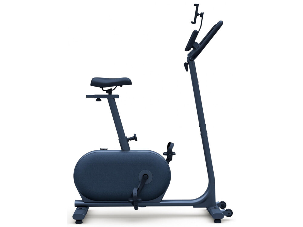 Rower indukcyjny KETTLER Hoi Ride+ rower na białym tle widoczny z boku łączy technologię, wygodę i elegancki design indukcyjny system oporu 20 programów treningowych łączność z aplikacjami regulowane siodełko Comfort Gel pedały z paskami uchwyt na tablet i bidon