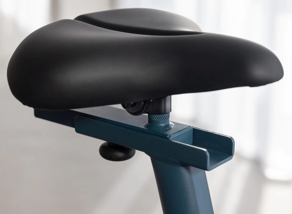 Rower indukcyjny KETTLER Hoi Ride+ zbliżenie na siodełko ergonomiczne siodełko Comfort Gel (27 × 26 cm) żelowa warstwa amortyzująca podwójna regulacja wysokość od podłoża (82–106 cm) odległość od pedałów (70–94 cm)