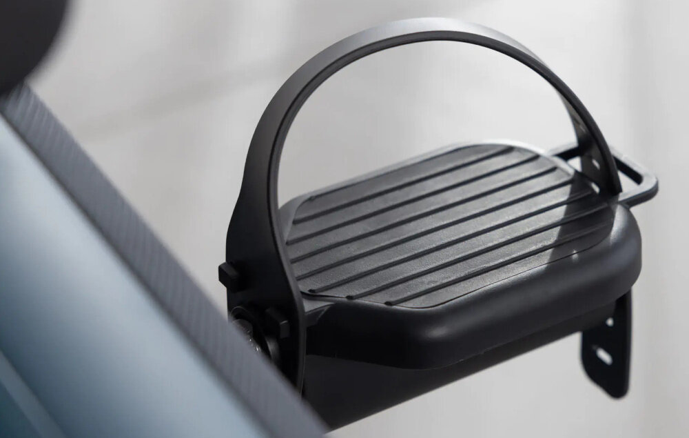 Rower indukcyjny KETTLER Hoi Ride+ zbliżenie na pedał pedały z regulowanymi paskami stabilność zmniejszone ryzyko poślizgnięcia się antypoślizgowa nawierzchnia