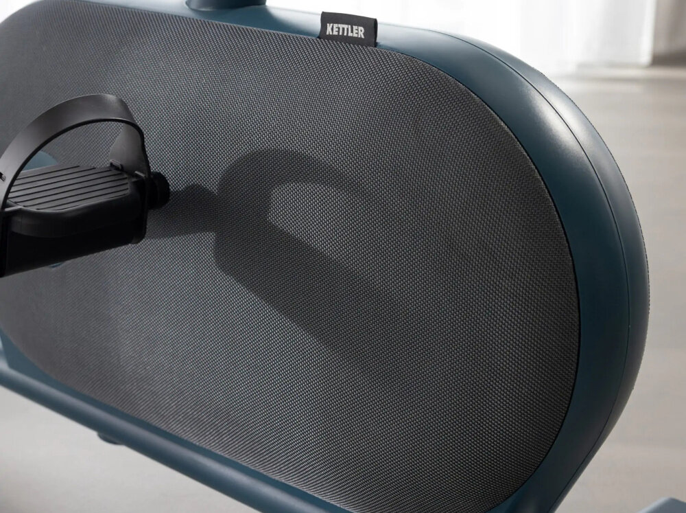 Rower indukcyjny KETTLER Hoi Ride+ zbliżenie na panel boczny panele z tkaniny odpornej na zabrudzenia elegancko i z klasą odporności na zabrudzenia zachowuje estetyczny