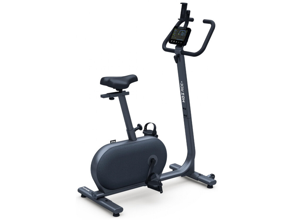 Rower indukcyjny KETTLER Hoi Ride+ rower na białym tle widoczny od tyłu pod skosem stabilny uchwyt na tablet i smartfon można bezpiecznie korzystać z urządzeń mobilnych słuchać muzyki oglądać filmy seriale korzystać z aplikacji treningowych