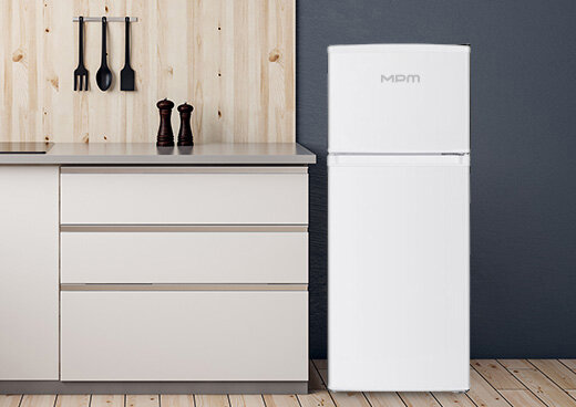 Lodówka MPM-125-CZ-08/E obok mebli kuchennych.