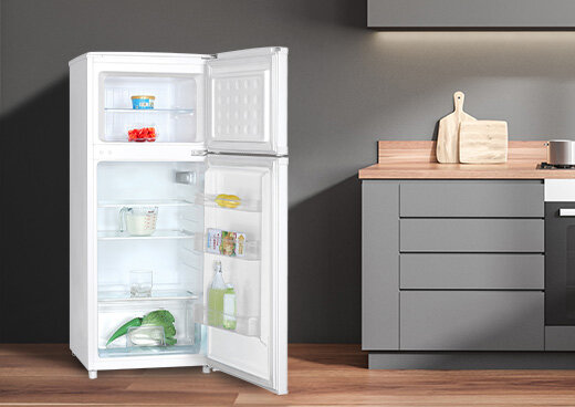 Ustawiona w kuchni otwarta lodówa MPM-125-CZ-08/E z widocznymi produktami.