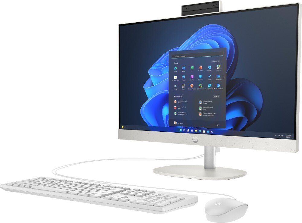 Komputer HP ProOne 240 G10 Komputer typu all-in-one uchwycony pod kątem z prawej strony. Na ekranie widoczne menu start systemu Windows. Przed monitorem biała klawiatura i mysz, aplikacja, aktualizacje, klawiatura, mysz