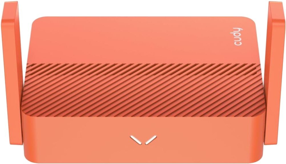 Router CUDY TR1200 2.4 / 5 GHz Zbliżenie na pomarańczowy router Wi-Fi z przodu. Dwie boczne anteny są podniesione, a na obudowie widoczne są otwory wentylacyjne i logo producenta, serwer VPN, protokoły, szyfrowanie DNS