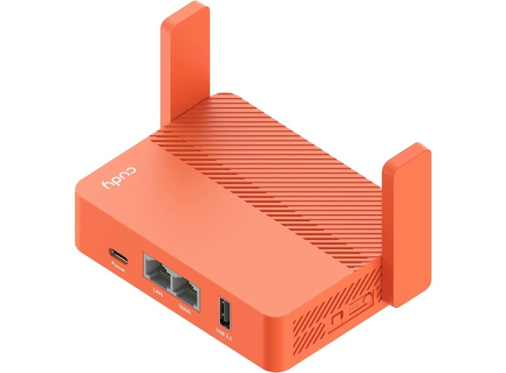 Router CUDY TR1200 2.4 / 5 GHz Widok na router z perspektywy lekko ukośnej. Widać boczne anteny, porty LAN i WAN, port USB oraz przycisk resetowania, konfiguracja, przełącznik VPN