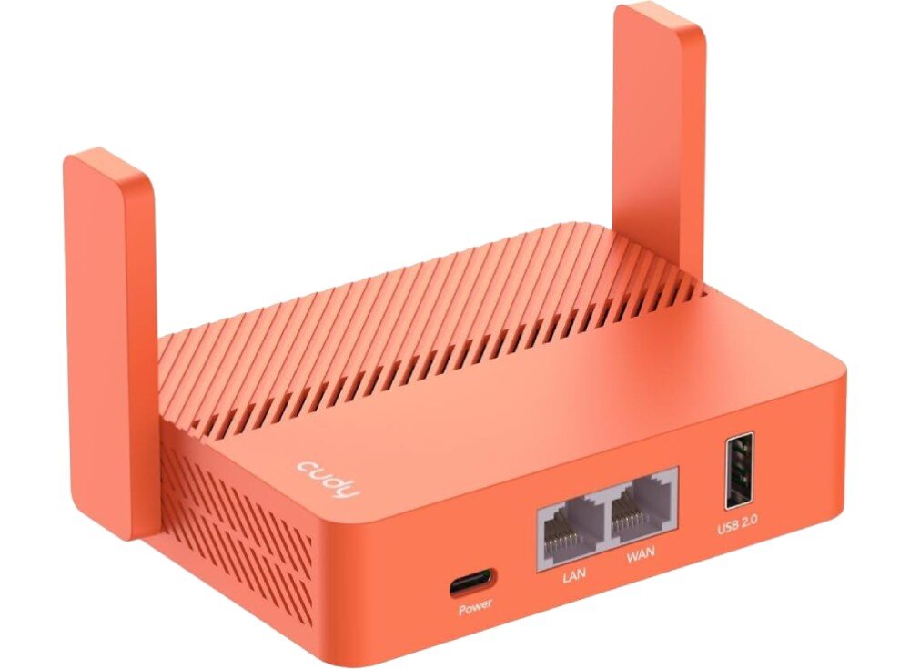 Router CUDY TR1200 2.4 / 5 GHz Zdjęcie tylnej części routera z zaznaczonymi portami LAN, WAN oraz USB. Widoczny jest również port zasilania, zasilanie, napięcie