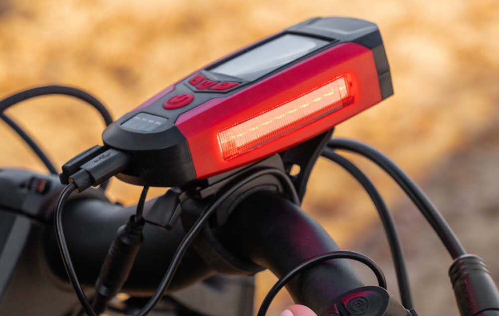 Lampka rowerowa BECOOL BC-FL1484 z licznikiem poręczna konstrukcja łatwy montaż na kierownicy regulacja paska montażowego