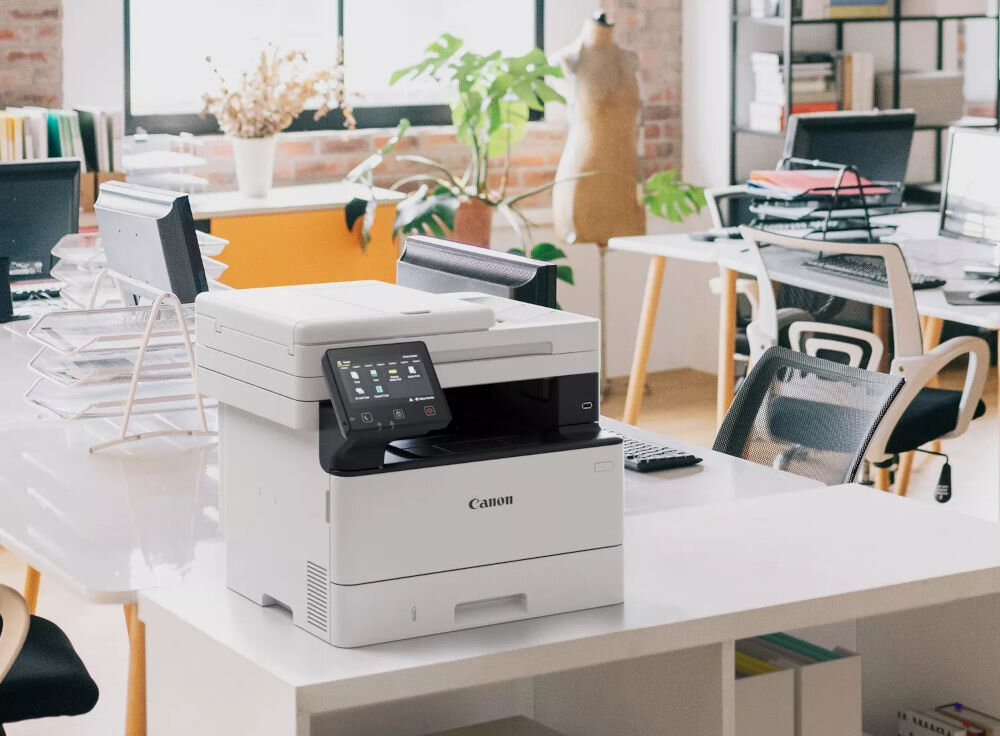 Urządzenie wielofunkcyjne CANON i-SENSYS MF465dw Automatyczny druk dwustronny, Wi-Fi prezentacja urządzenia w pomieszczeniu biurowym na szafce