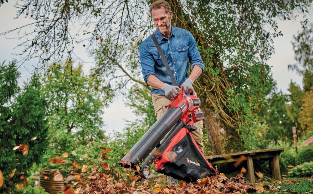 Dmuchawa do liści akumulatorowa EINHELL Venturro 36-240 3433640 ogród kwiaty krzewy osoba zdmuchuje liście z ziemi porządek kontrola mobilność czystość