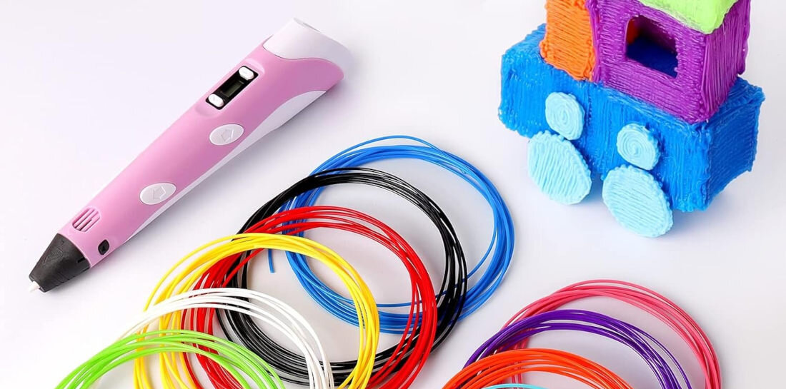 Długopis 3D EXTRALINK Smart Life ABS / PLA, Średnica dyszy 1.75 mm Czarno-czerwony prezentacja długopisu leżącego na jasnym blacie obok filamenty i wydrukowana kolorowa rzecz Bezpieczne użytkowanie ceramiczna dyszę silnik o wysokiej jakości funkcja automatycznego usypiania kontrola swoboda twórcza zapobiega zatykaniu bezpieczne tworzenie