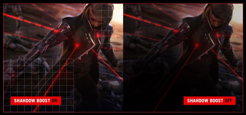Monitor ASUS ROG Swift PG34WCDM Porównanie obrazu z włączoną i wyłączoną funkcją Shadow Boost. Po lewej stronie ciemne obszary są rozjaśnione, a postać i otoczenie bardziej widoczne. Po prawej stronie te same elementy pozostają mniej szczegółowe i ciemniejsze, funkcje dla graczy