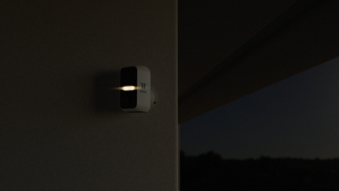 Kamera TESLA Smart Camera Battery CB500 funkcje bezpieczeństwa Alarm audiowizualny z syreną powiadomieniami w czasie rzeczywistym dwukierunkowa komunikacja audio