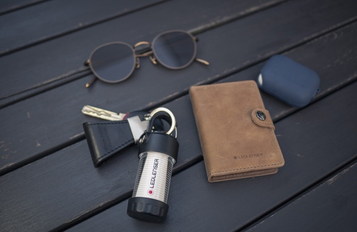 Wygodne mocowanie latarki Ledlenser ML4 Warm Light z karabińczykiem