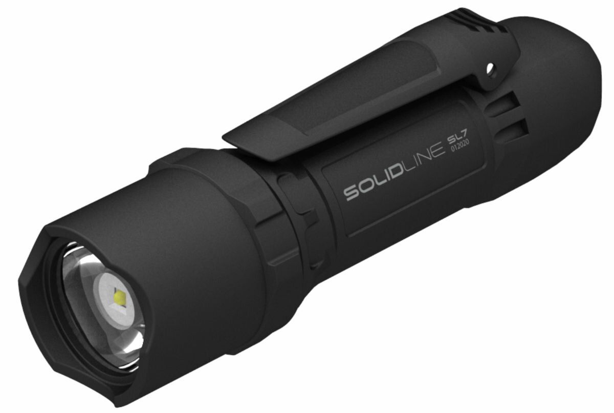 Latarka LEDLENSER Solidline SL7 Czarny, zasięg, lumeny, strumień, tryby, na białym tle latarka frontem prawo skos