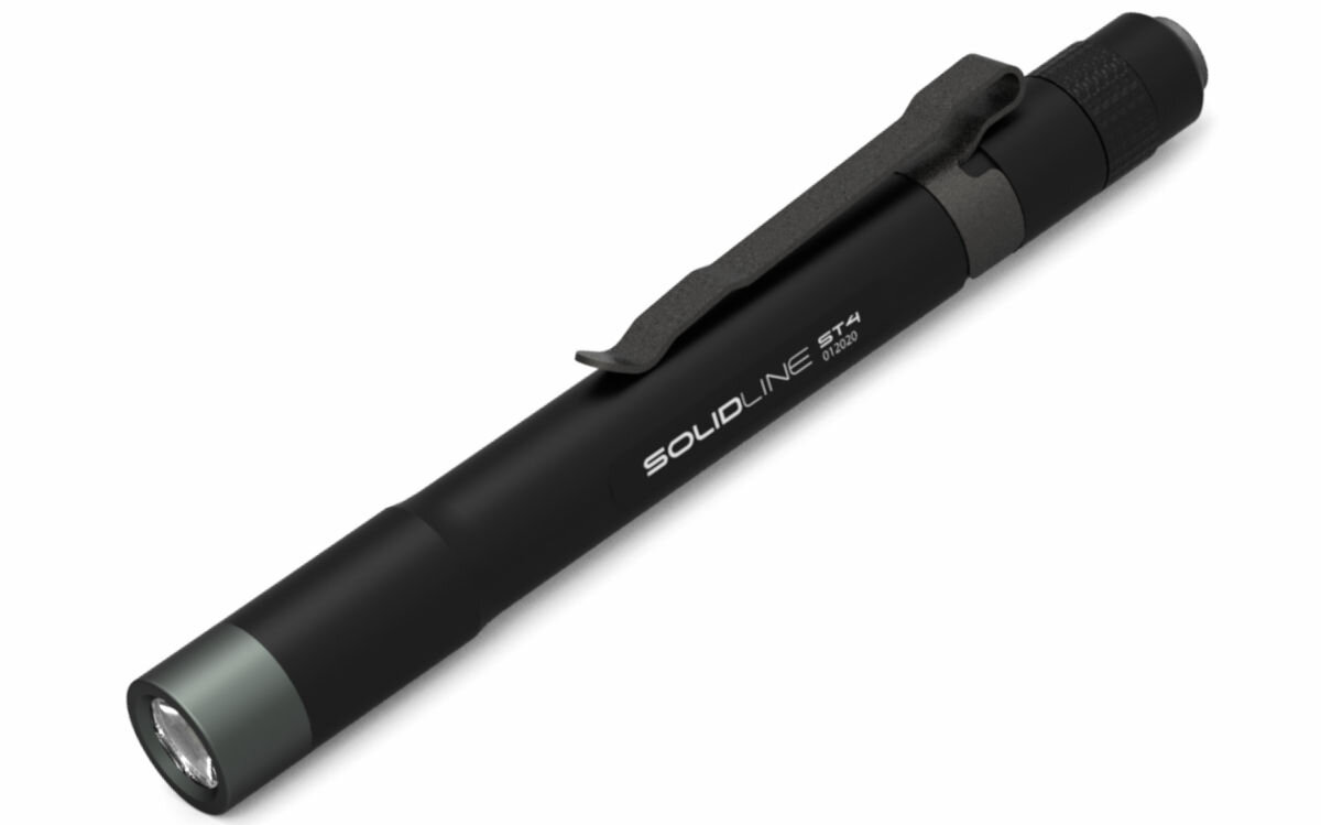Latarka LEDLENSER Solidline ST4 Czarny, Ergonomiczne, waga, forma, długopis, na białym tle latarka frontem prawo skos lekko od góry