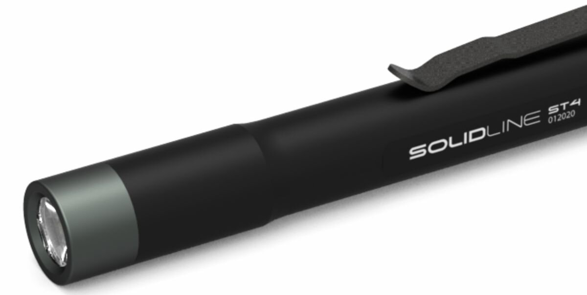 Latarka LEDLENSER Solidline ST4 Czarny, baterie, akumulatorki, solidne, AAA, na białym tle latarka od frontu prawo skos