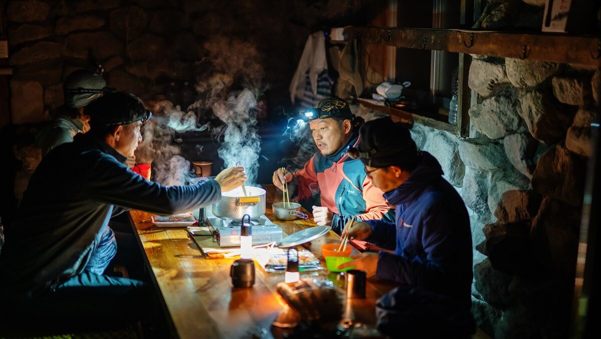 Lekka i niezawodna latarka czołowa Ledlenser HF6R Core