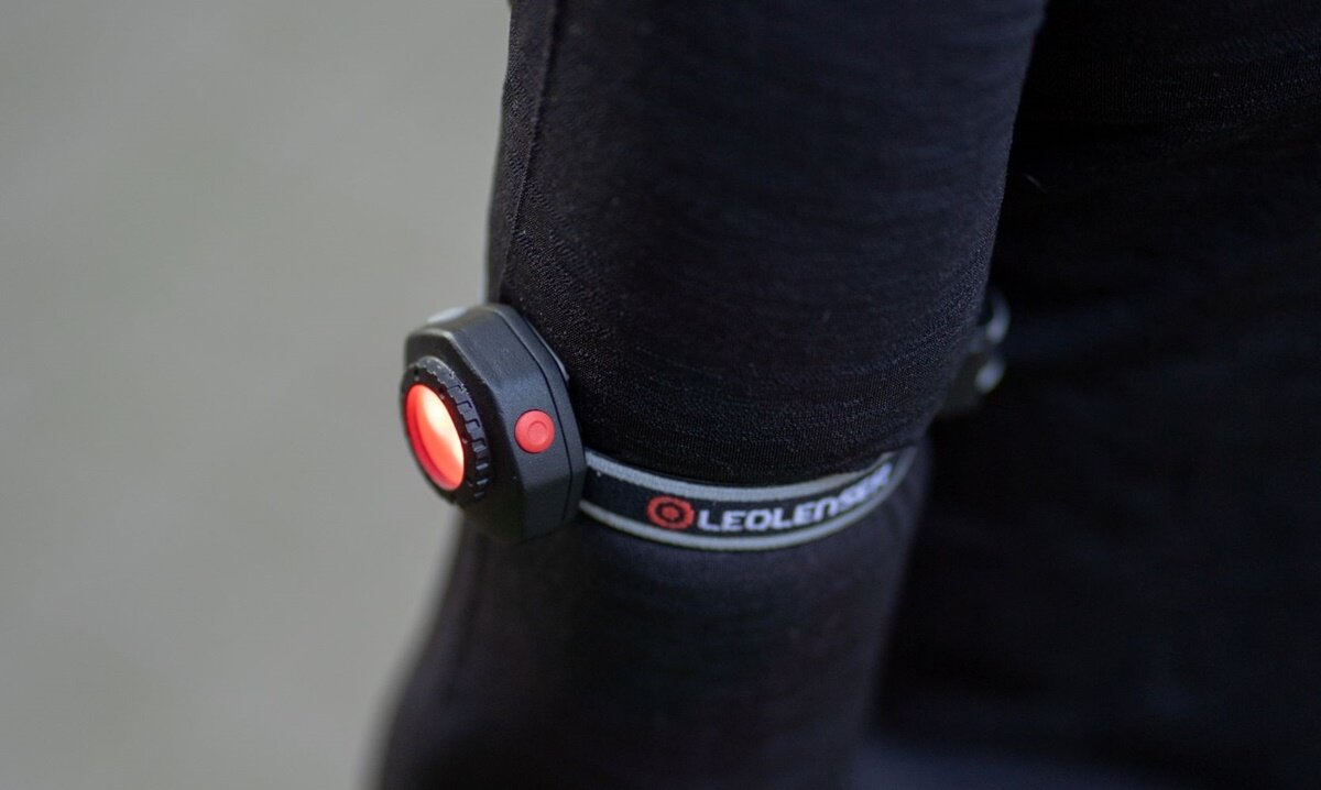 Lepsza widoczność i bezpieczeństwo po zmroku z lampką Ledlenser CU2R