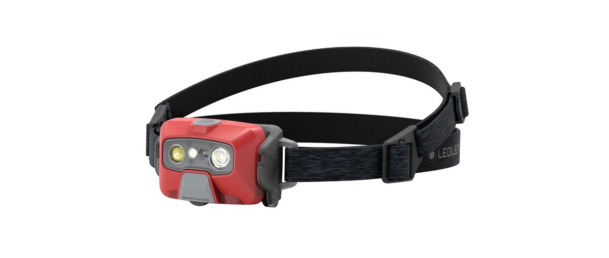 Łatwe ładowanie latarki czołowej Ledlenser HF6R Core z wykorzystaniem magnetycznego kabla USB-C
