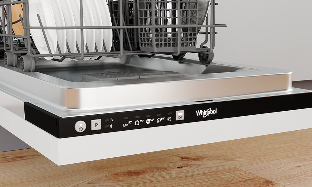 ZMYWARKA WHIRLPOOL WI9E 2B19 Zbliżenie na otwarty front zmywarki pokazuje dolny kosz wypełniony talerzami oraz panel sterowania umieszczony na krawędzi drzwi. Widoczne przyciski i diody wskazują na prostą, intuicyjną obsługę urządzenia cyfrowy panel sterowania prosta obsługa szybki wybór programów intuicyjne ustawienia