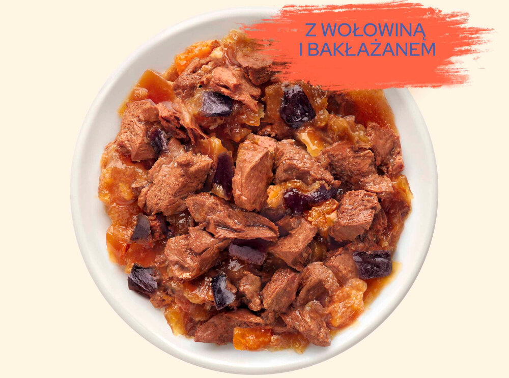 Karma dla kota CAT CHOW Adult Wołowina z bakłażanem 85 g jasne tło widok z góry na miskę wypełnioną karmą delikatne kawałki wołowiny i bakłażana smakowita galaretka Mmkra forma bez dodatku barwników witaminy A i D3 tauryna wartościowe uzupełnienie prawidłowe funkcjonowanie i witalność cynk, jod, mangan, miedź i żelazo