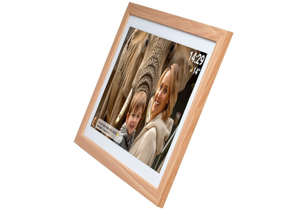 Ramka cyfrowa DENVER Frameo PFF-2162LW Brązowy prezentacja ramki ze zdjęciem i komentarzem do niej na białym tle pod kątem ekran IPS przekątna 21,5 cala rozdzielczość Full HD 1920 x 1080 ostrość nasycone kolory klasyczny stylowy wygląd ożywienie wspomnień