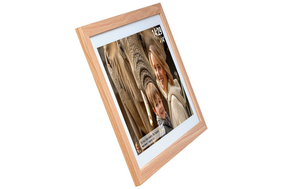 Ramka cyfrowa DENVER Frameo PFF-2162LW Brązowy prezentacja ramki pod kątem od frontu na białym tle personalizacja opisy do zdjęć funkcja kadrowania obracanie wbudowana pamięć 32 GB możliwość rozszerzenia pamięci za pomocą karty microSD