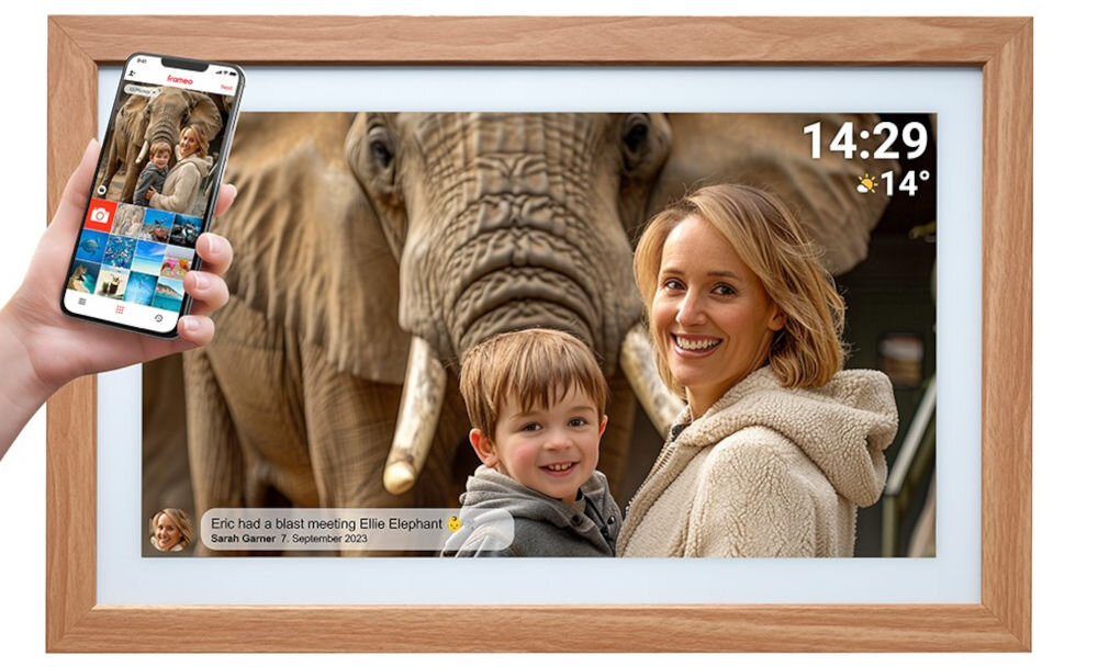 Ramka cyfrowa DENVER Frameo PFF-2162LW Brązowy prezentacja ramki na białym tle ręka trzymająca telefon z włączoną aplikacją przesyłanie zdjęć i filmów szybkie i proste funkcja timera tryb uśpienia regulacja jasności wbudowane głośniki odtwarzanie filmów z dźwiękiem