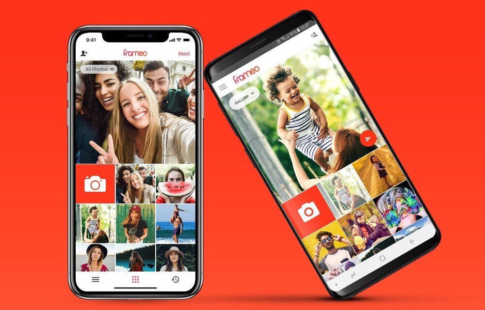 Ramka cyfrowa DENVER Frameo PFF-2162LW Brązowy prezentacja aplikacji na telefonie na czerwonym tle oprogramowanie FRAMEO kompatybilność z iOS i Android zdalne dodawanie zdjęć radość rodzina