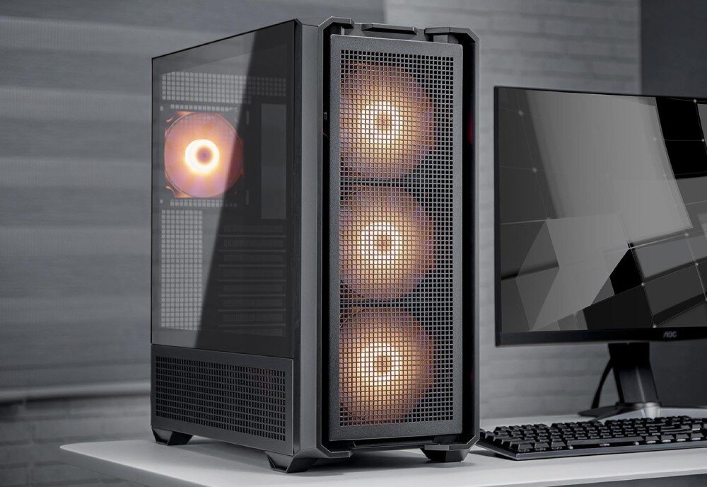 Obudowa COUGAR MX600 RGB Obudowa komputera z siatkowanym frontem i trzema świecącymi wentylatorami ARGB, ustawiona na biurku obok monitora i klawiatury, opis