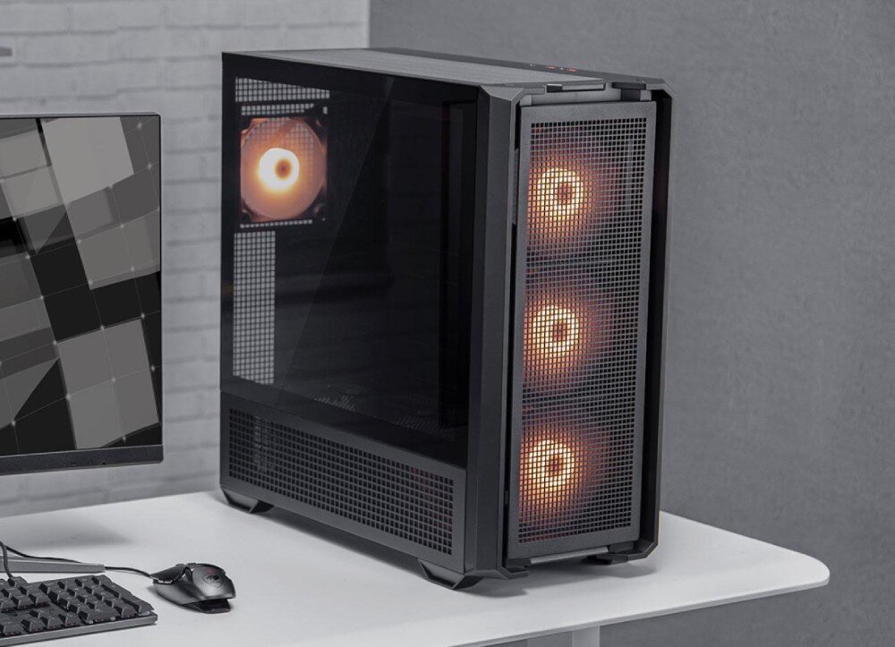 Obudowa COUGAR MX600 RGB Obudowa z włączonymi czterema wentylatorami ARGB – trzy z przodu i jeden z tyłu – stojąca na białym biurku obok monitora, montaż, zdejmowana osłona