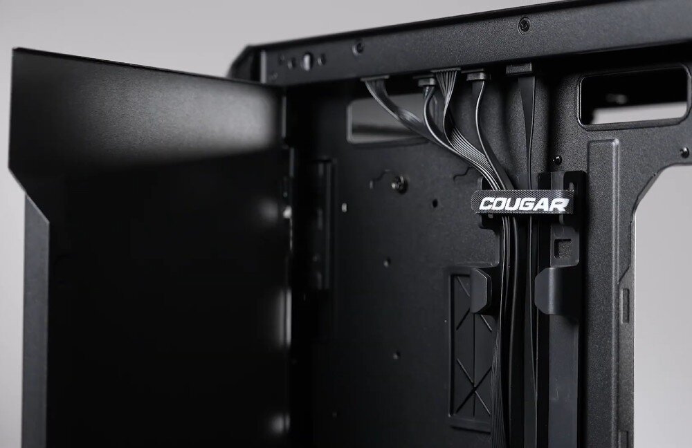 Obudowa COUGAR MX600 RGB Wnętrze obudowy pokazujące uporządkowane kable przymocowane za pomocą rzepów z logo 'Cougar', porządek, organizacja, paski na rzepy