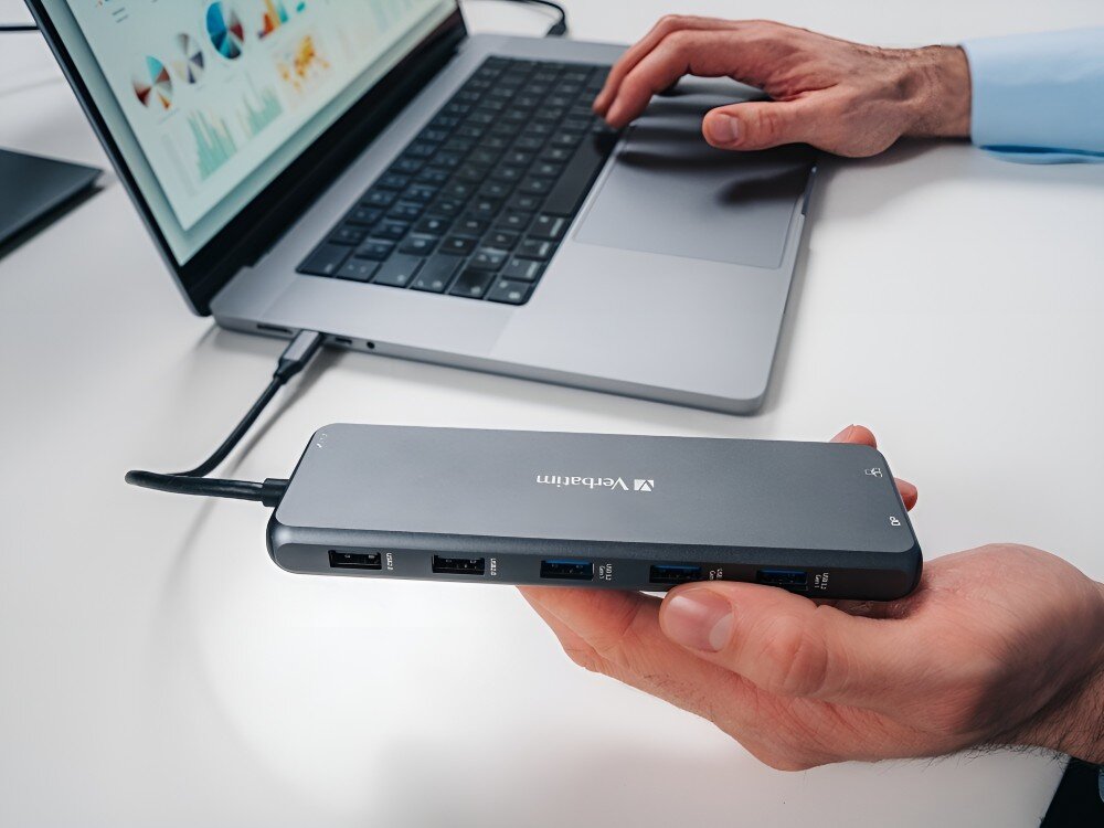 Hub Verbatim 32153 Widok od boku na dłoń trzymającą hub podłączony do laptopa,
hub usbc hdmi displayport ethernet 3.2 gen1 gen2 power delivery