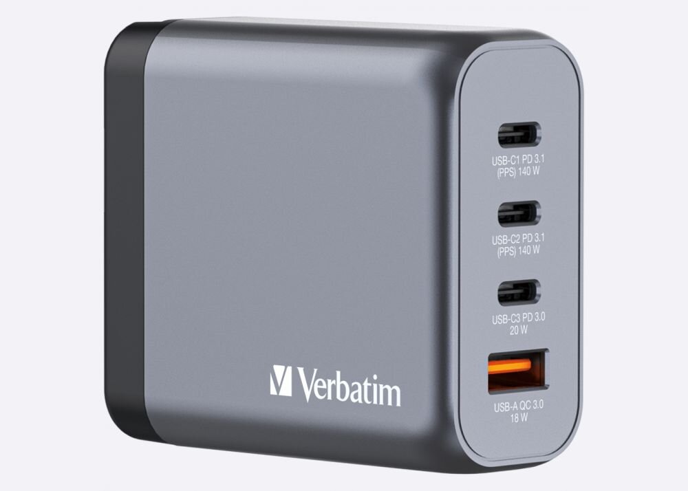 Szara ładowarka sieciowa z logo Verbatim, posiadająca cztery porty: trzy USB-C i jeden USB-A. Porty USB-C oznaczone są jako USB-C1 PD 3.1 (PPS) 140 W, USB-C2 PD 3.1 (PPS) 140 W, USB-C3 PD 3.0 20 W, a port USB-A QC 3.0 18 W.